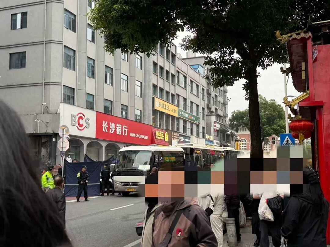 事发地路口被封锁。图/九派新闻