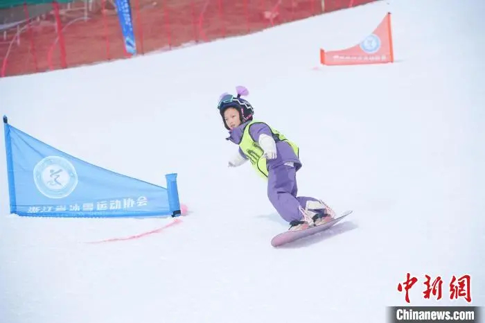 第二届云上草原杯长三角滑雪公开赛暨2025年浙江青少年滑雪冠军赛在浙江湖州安吉举行。图为比赛现场。主办方供图