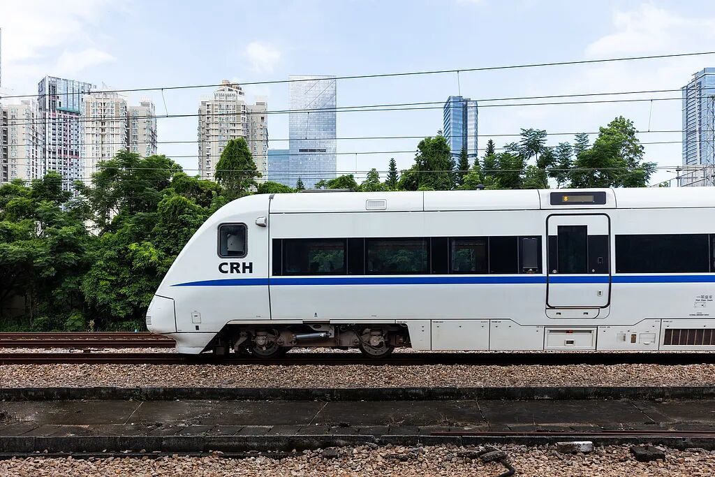 一辆行驶中的高铁列车 图/视觉中国