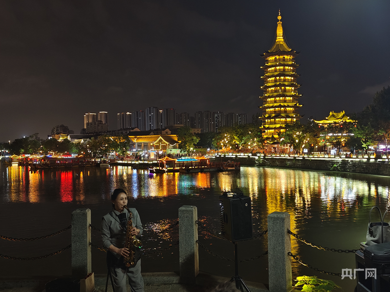 淮安里运河畔市民休闲（央广网记者 王锡斐 摄）