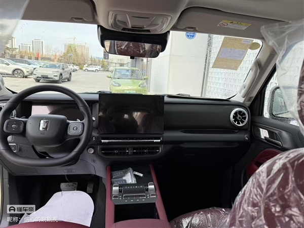 国产硬派网红越野车 全新坦克300实车曝光:备受好评的档杆被砍