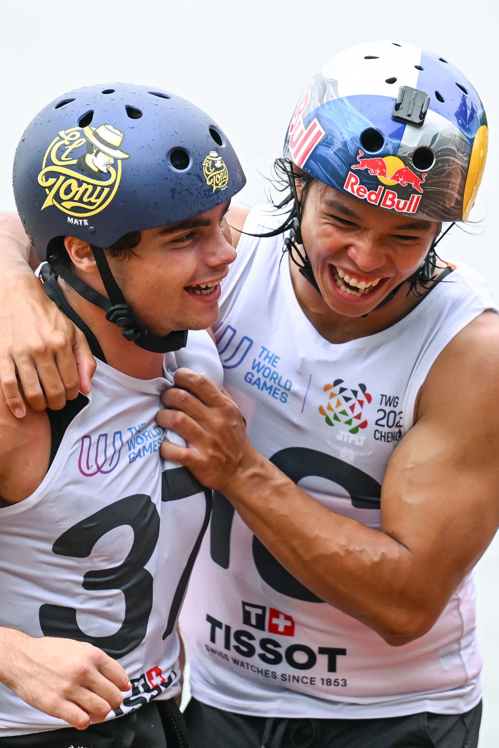 8月10日,在2025年成都世运会男子索道滑水决赛后,菲律宾选手特立尼达(右)庆祝法国选手德绍获得冠军。