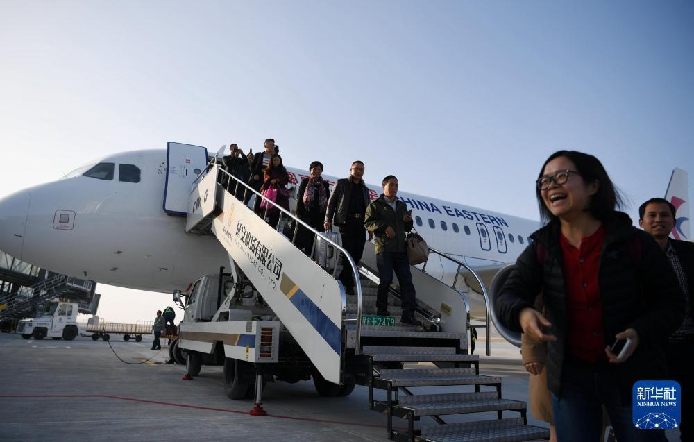 2018年11月8日,首班抵达南泥湾机场的乘客走下飞机。新华社记者 张博文 摄