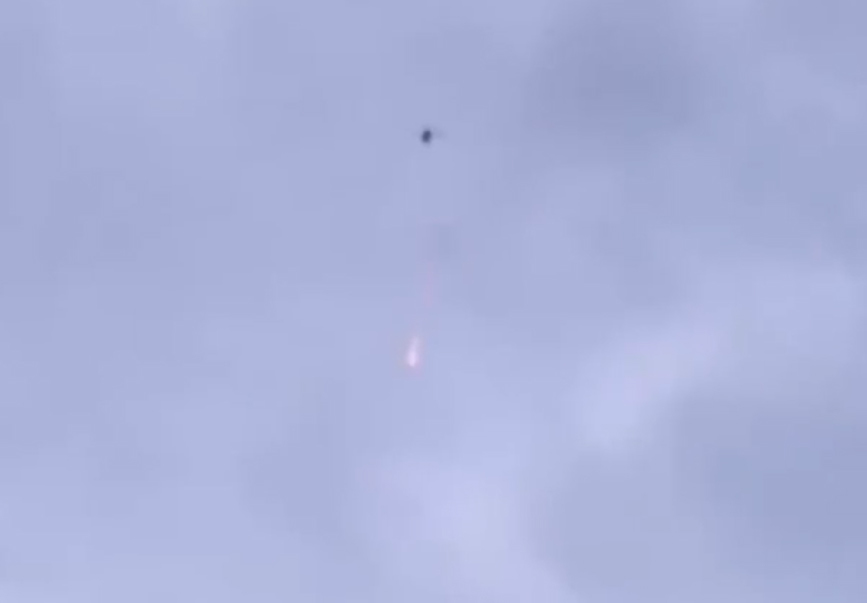 卡斯特罗发布的视频显示,一架受黑帮控制的无人机正从空中投掷爆炸物。 视频截图