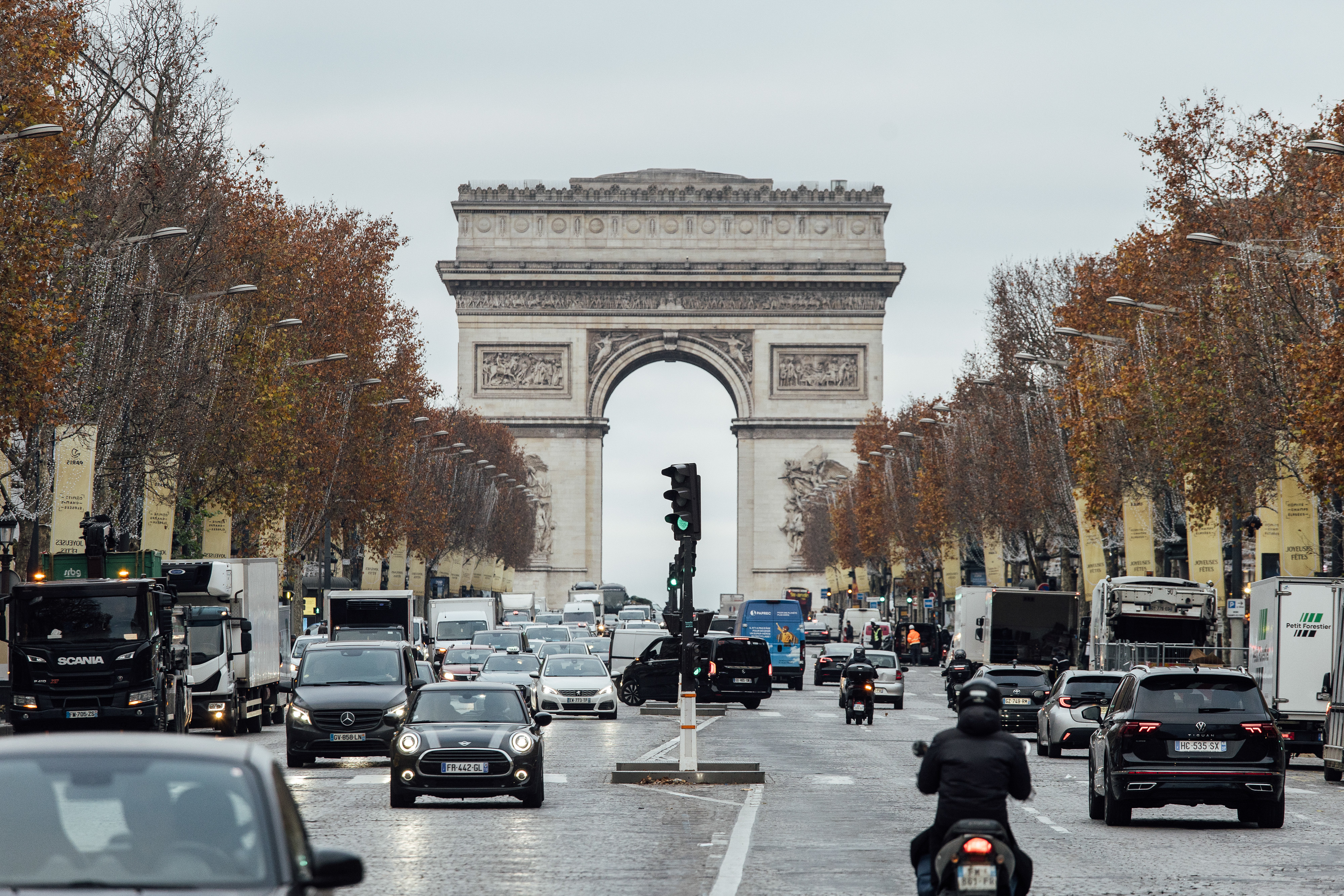 法国巴黎香榭丽舍大街的交通状况 视觉中国
