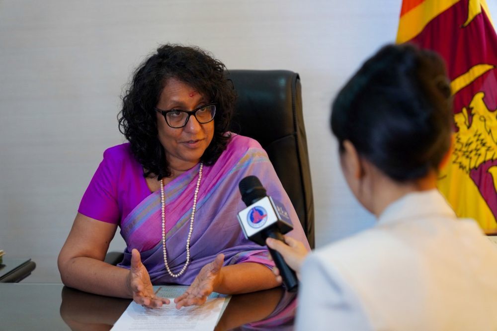 10月9日,在斯里兰卡科特,斯里兰卡总理阿马拉苏里亚在前往北京出席全球妇女峰会前夕接受新华社记者专访。新华社记者 伍岳摄