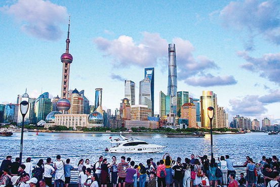游客在上海外滩欣赏浦东陆家嘴景色(资料照片)。新华社记者 陈飞 摄