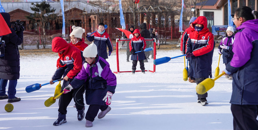 ↑2025年12月3日，吉林市第二实验小学学生利用“冰雪假期”在吉林市纳美山谷度假区体验雪上软式棒球。