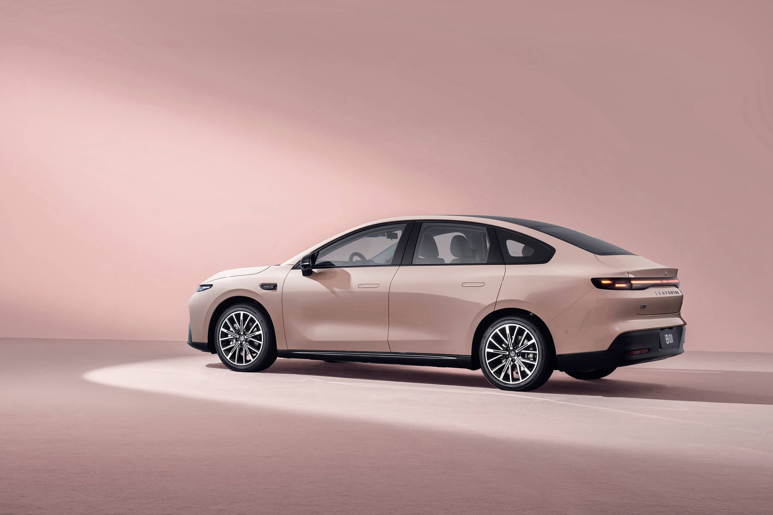 预售 10.58 万元起,好开又好看的零跑 B01 要给小鹏上压力了