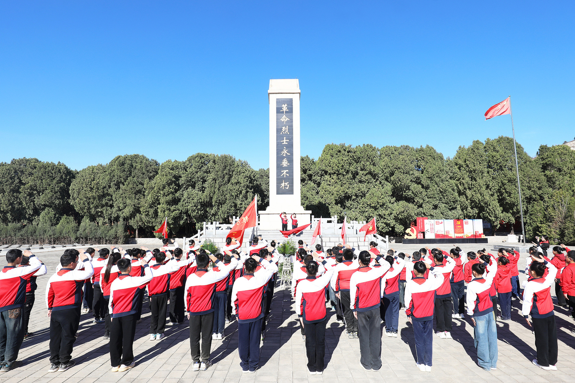 学生在烈士陵园祭奠英烈