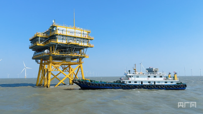 海上升压站(央广网记者 李晓晓 摄)