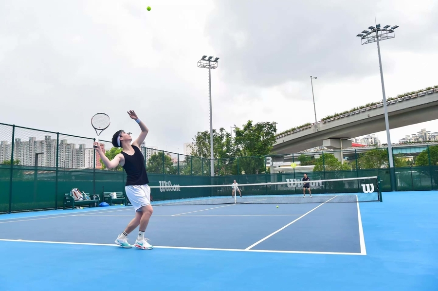 打网球的市民。采访对象供图