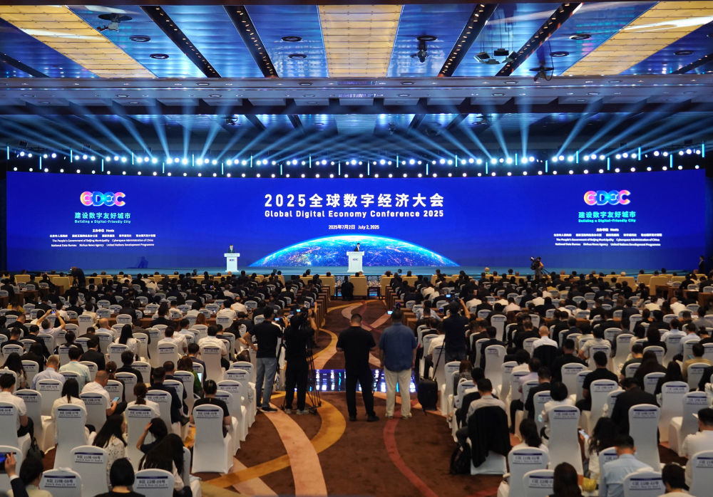 7月2日,2025全球数字经济大会在北京国家会议中心开幕。本届大会以“建设数字友好城市”为主题,呈现开放共享、聚焦前沿、产业融合、增强体验四大亮点。 新华社记者 张晨霖 摄
