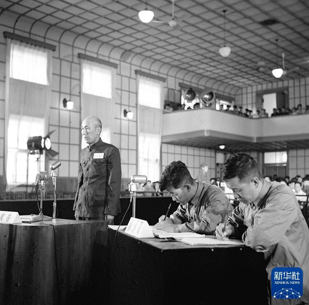 1956年7月1日至7月20日，最高人民法院特别军事法庭在沈阳审判伪满洲国国务院总务长官武部六藏等28名日本战犯。这是日本战犯西永彰治受审情形。新华社记者 于肇 摄