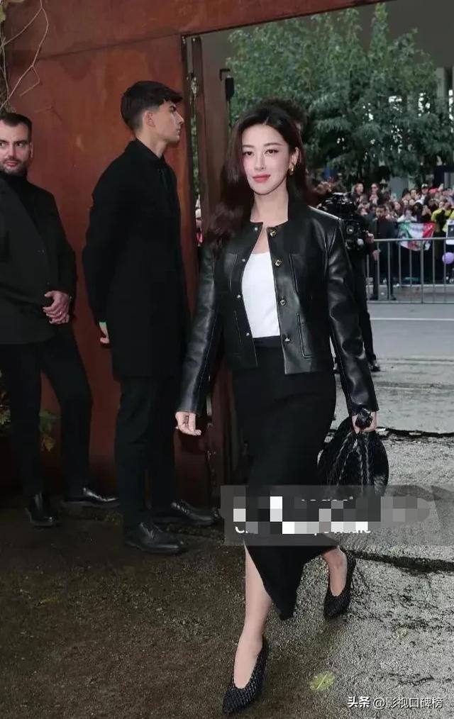 郭晶晶出席米兰时装周，气场大开，很贵气，脸圆了一圈，有点驼背