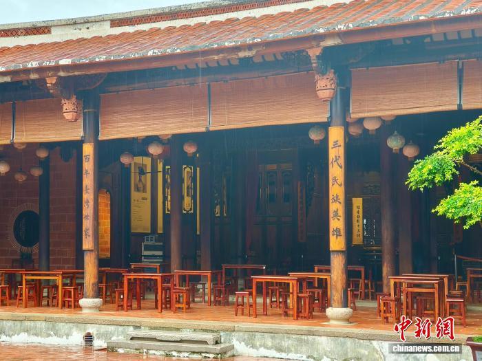 图为雾峰林家宅园内一景,建筑上有“三代民族英雄 百年台湾世家”的题字。 中新社记者 张晓曦 摄