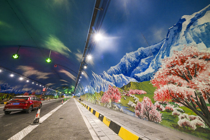 新疆乌尉高速公路天山胜利隧道内景(2025年12月23日摄)。新华社记者 王菲 摄