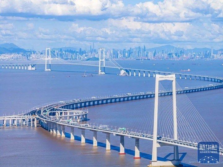 ↑车辆行驶在深中通道上（2024年7月3日摄，无人机照片）。新华社记者 毛思倩 摄