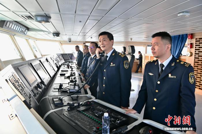 图为福建海事局工作人员现场指挥行动。中新社记者 王东明 摄