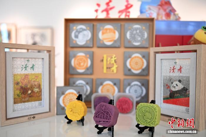 9月29日，甘肃兰州，在读者杂志社展出印有当地历史文化、名胜古迹元素的文创月饼。中秋将至，兰州文创月饼市场新意十足，读者杂志社、甘肃省博物馆等推出设计元素取自铜奔马、彩陶、中山桥、黄河母亲等甘肃文化元素的文创月饼吸引民众前来参观选购。中新社记者　九美旦增　摄