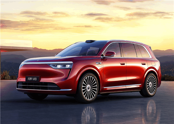 把屏幕玩出花!问界M8搭主驾专属AR影院:HUD可看68英寸大电影