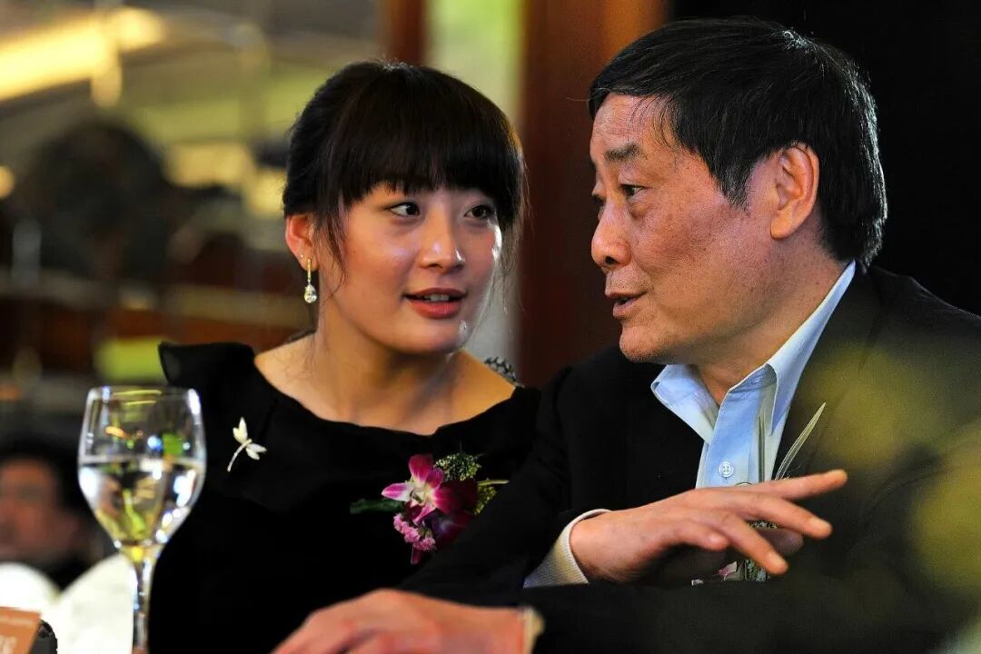 宗庆后(右)和宗馥莉/图源:视觉中国