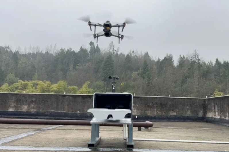 无人机起飞准备巡检暴露面垃圾情况（央广网发 受访者供图）