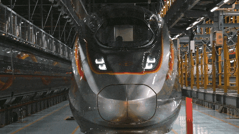 复兴号智能动车组“变脸”爆火 白灯变红灯是什么意思