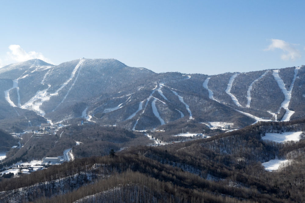 这是2025年1月16日拍摄的第九届亚冬会雪上项目比赛地——亚布力滑雪场。
