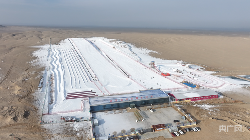 洛浦县丝路冰雪游乐场犹如镶嵌在浩瀚沙漠中一颗洁白的珍珠 （央广网发 洛浦县融媒体中心供图）