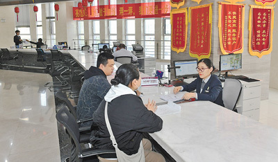 群众在菏泽市住房公积金服务大厅“办不成事”反馈窗口办理业务。　　吕  利摄（人民视觉）