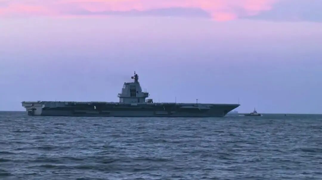9月11日,“御用摄影师”日本海上自卫队的P-3C反潜巡逻机在冲绳以西海域发现并拍摄到了南下中、由东部战区海军杭州舰和济南舰护航下的福建舰。