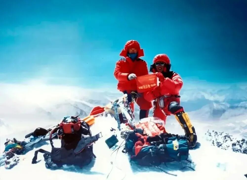 ● 1998年波司登助力登顶珠穆朗玛峰