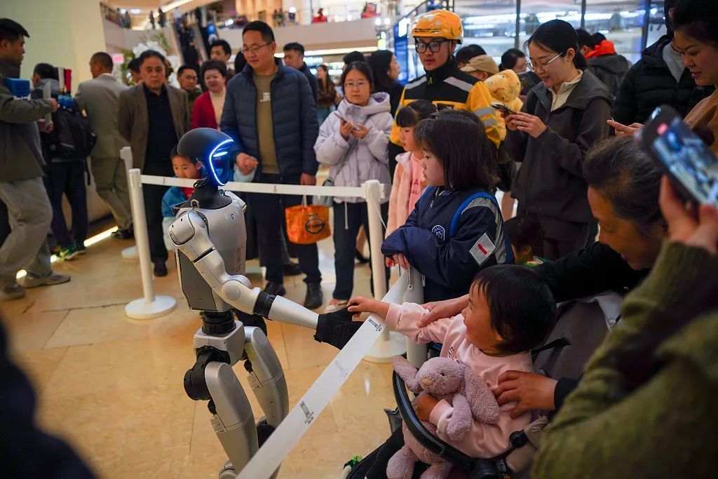 △宇树人形机器人在某商场与客人互动 来源：视觉中国