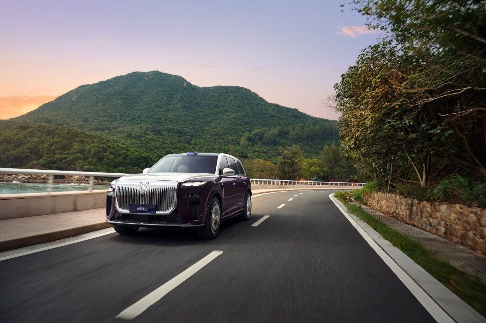 首发三腔空悬,岚图泰山 37.99 万元起,豪华比肩问界 M9