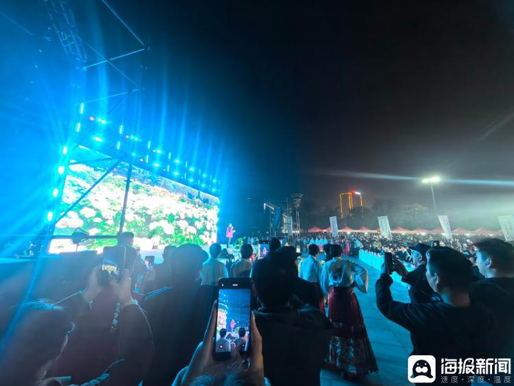 10月31日,朱之文在当地政府组织的活动中出场表演。