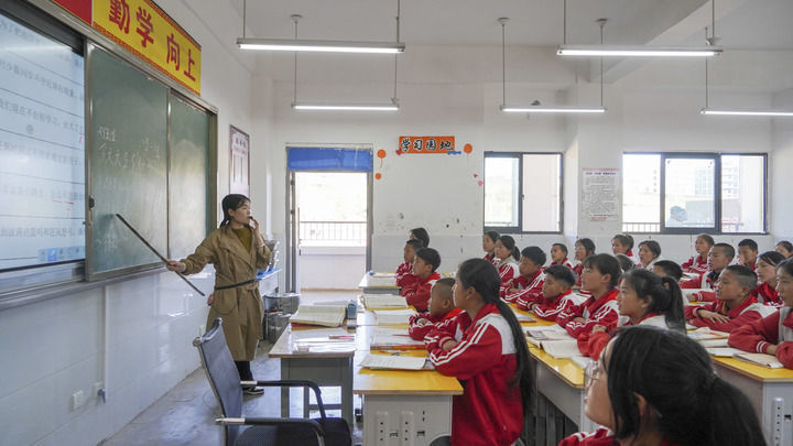 四川省昭觉县城北镇沐恩邸中心小学学生在上语文课（2025年4月21日摄）。新华社记者 尹恒 摄