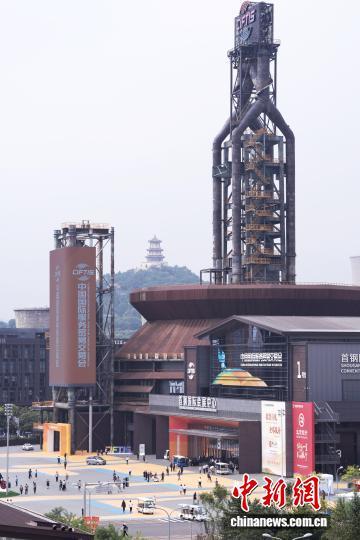 9月10日，2025年中国国际服务贸易交易会在北京首钢园开幕，本届服贸会主题为“数智领航，服贸焕新”。图为观众步入服贸会1号馆。　中新社记者 张祥毅 摄