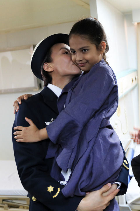 2019年12月9日，在中国海军和平方舟号医院船上，盛睿芳医生亲吻孟加拉国的9岁女孩沁。新华社发（吴炜权 摄）