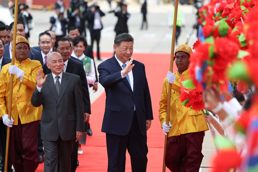 当地时间4月17日上午，国家主席习近平乘专机抵达金边，应柬埔寨国王西哈莫尼邀请，对柬埔寨进行国事访问。西哈莫尼在机场为习近平举行隆重欢迎仪式。这是习近平向欢迎人群挥手致意。