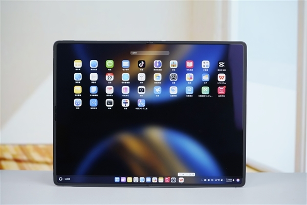 华为首款鸿蒙折叠屏电脑!MateBook Fold非凡大师图赏