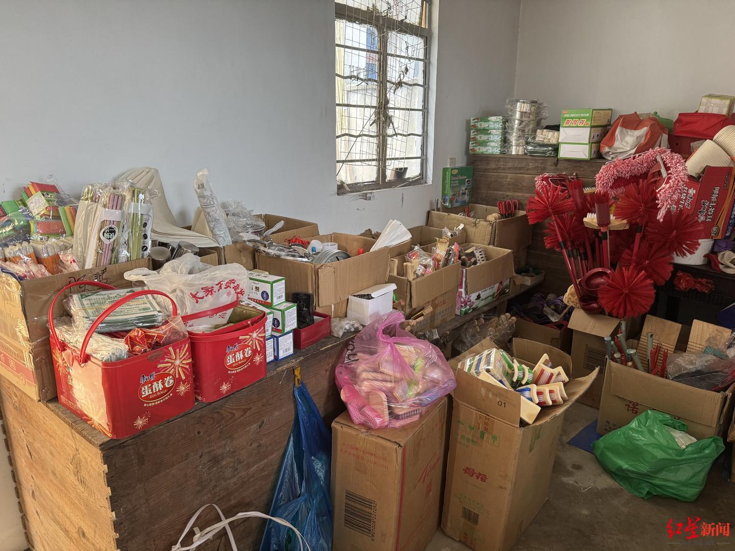 ▲陈慧售卖的杂货