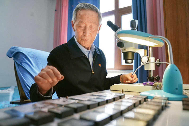 图为2021年6月8日，崔道植在哈尔滨市老年公寓房间中进行痕迹检验实验。 图源：新华社