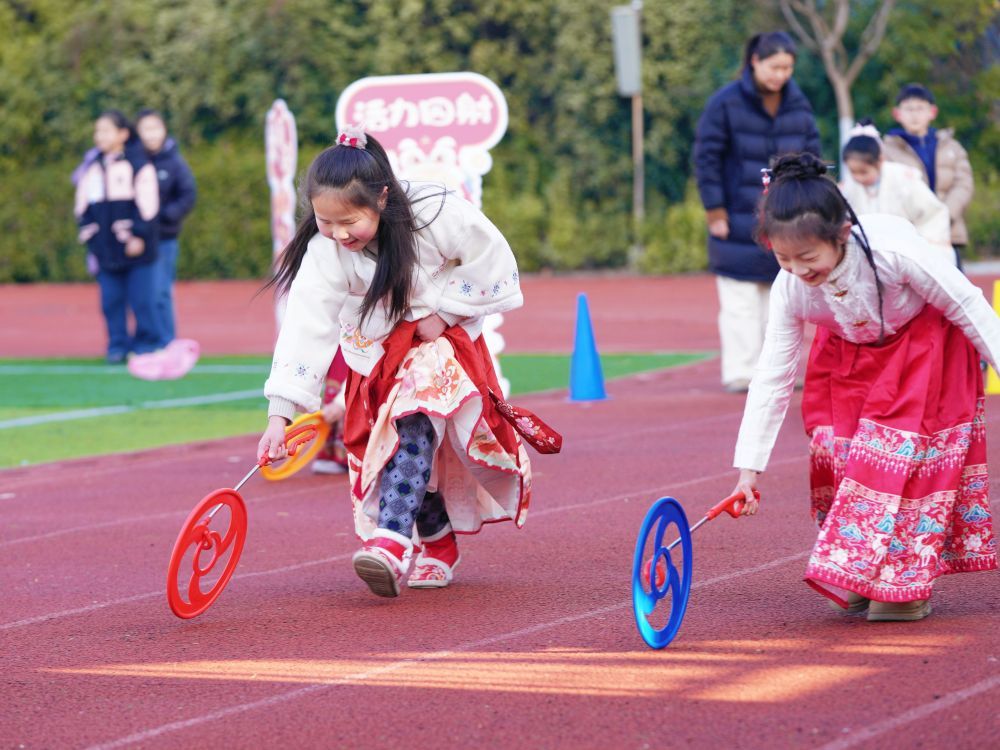 2025年2月13日，安徽省合肥市大通路小学组织学生滚铁环。合肥市教育局供图