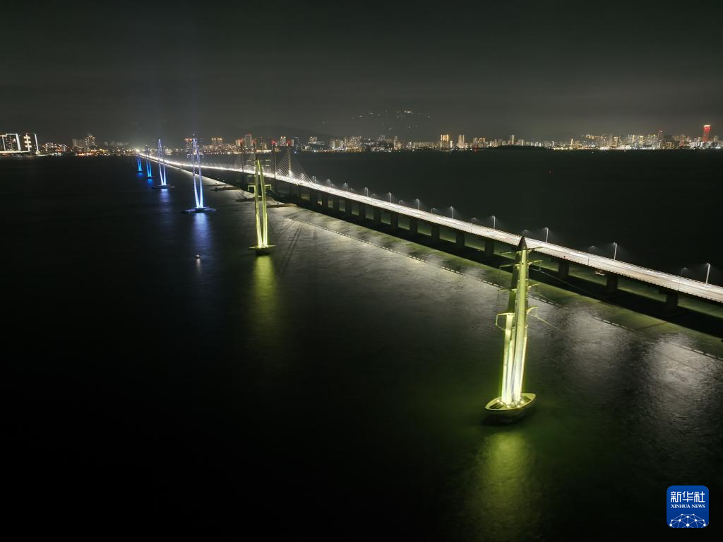 这是1月1日在马来西亚槟城州拍摄的中国港湾承建的马来西亚槟城275KV跨海输电线路项目。新华社发（中国港湾供图）