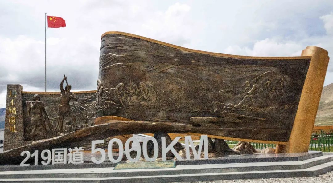 G219国道的5000公里处的一座卷轴雕塑,展示了西藏史前先民在玛不错湖畔的渔猎生活。摄影/本刊记者 徐鹏远