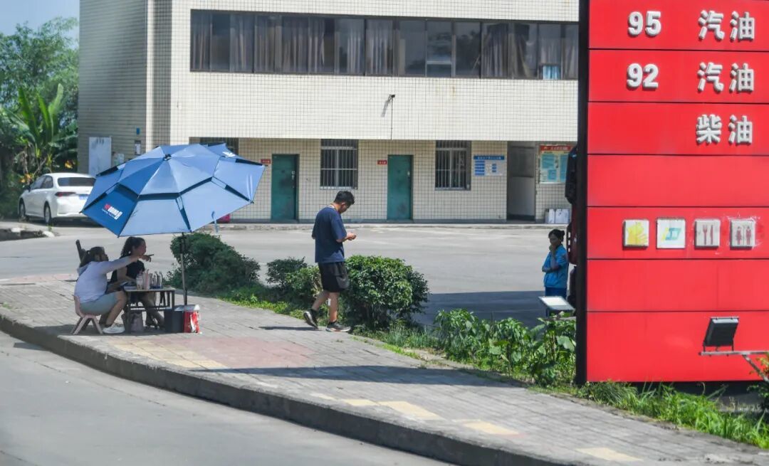 “卡贩子”在西部某地一加油站旁摆摊设点 王全超 摄