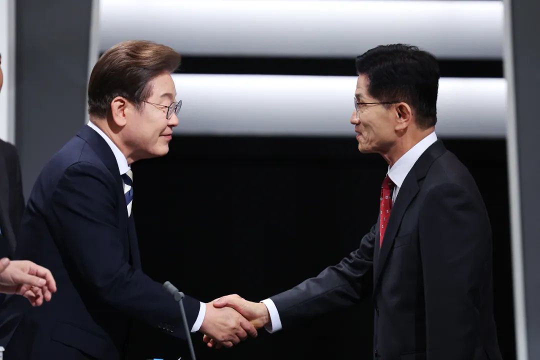 5月23日,总统候选人李在明(左)、金文洙参加第二场电视辩论。图/IC