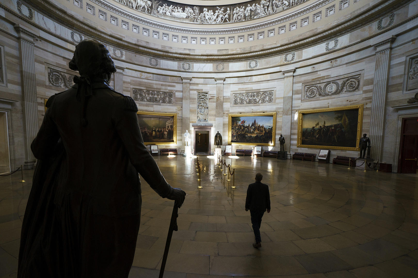 ▲当地时间2025年10月10日,美国华盛顿,美国国会大厦,一名工作人员走过空荡荡的圆形大厅。图据视觉中国