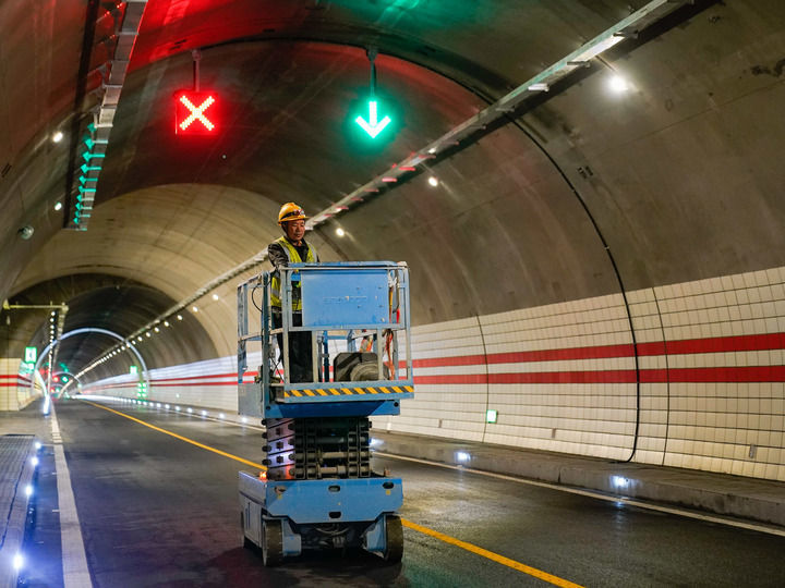 2025年9月28日，中铁十一局的工人在四川夹金山隧道内进行收尾巡查施工。新华社记者 王曦 摄